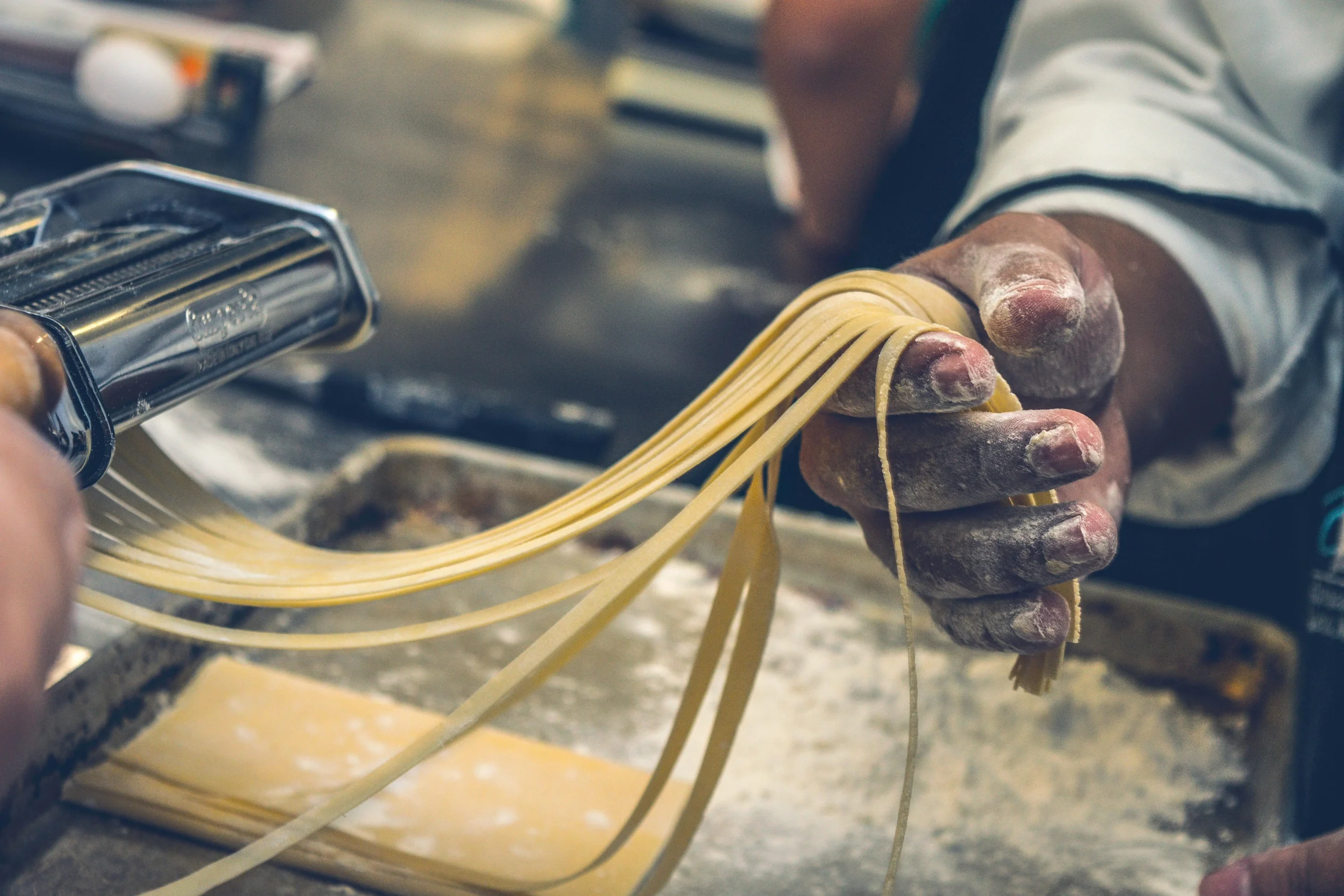 Fabrication de pâtes maison lors d’un atelier à Rouen