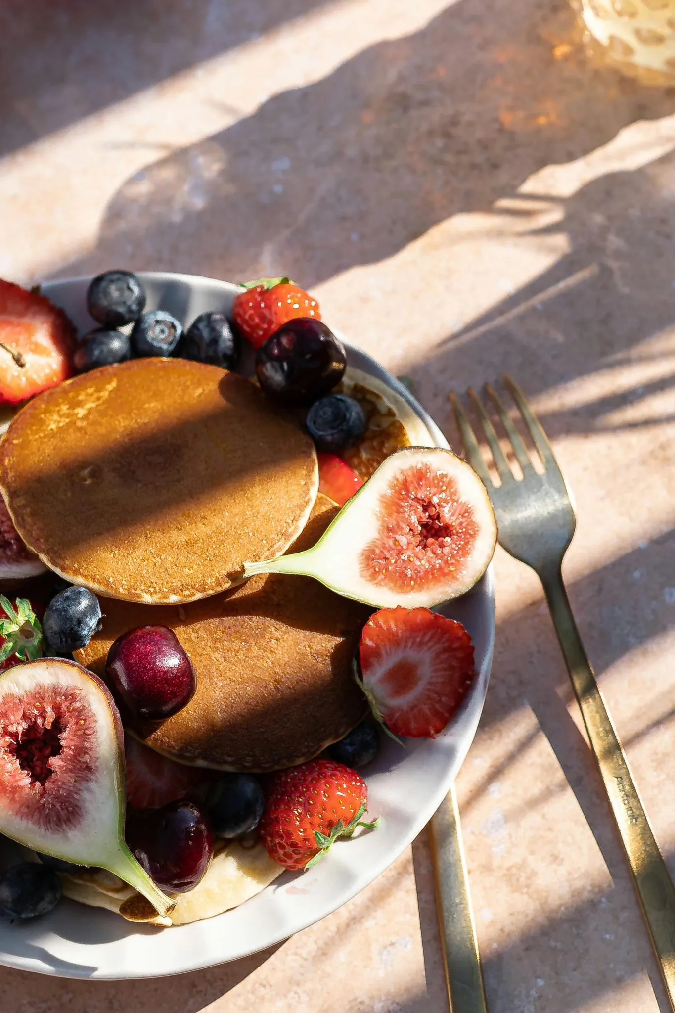 Pancakes garnis de figues, fraises, myrtilles et cerises pour EVJF à Rome