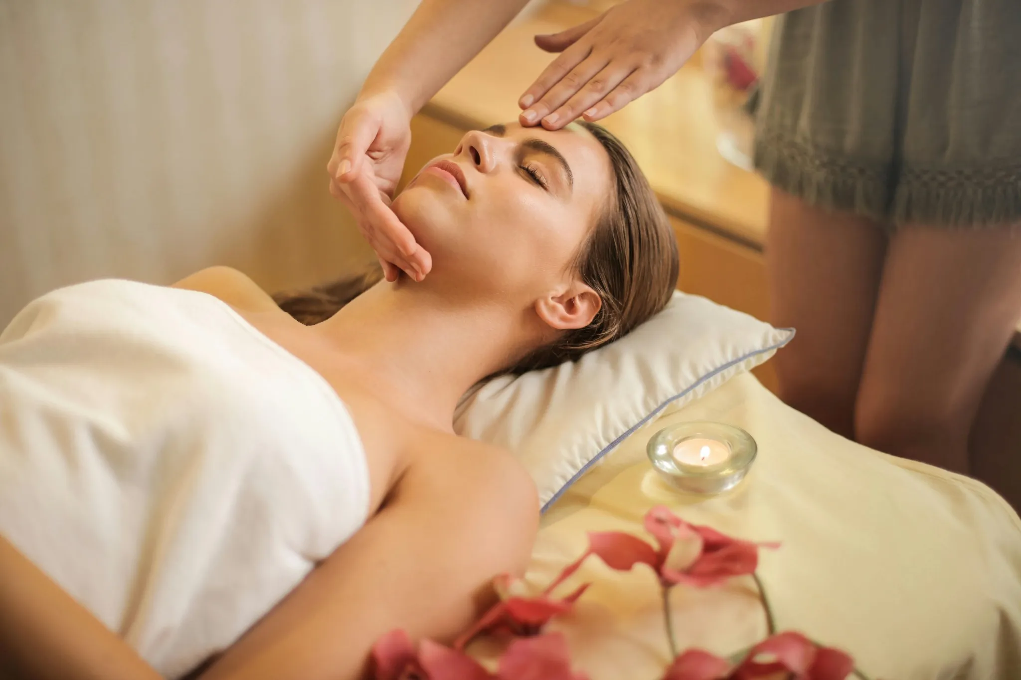 Massage du visage relaxant lors d’un EVJF spa à Rouen