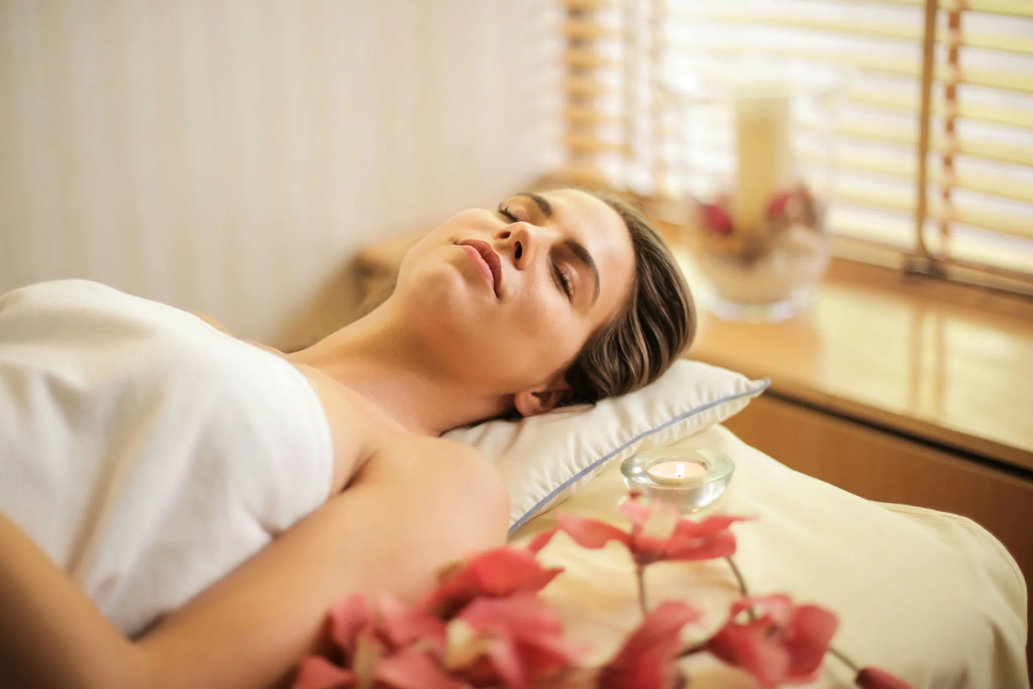 Femme allongée, détendue après un massage lors d’un EVJF à Tours