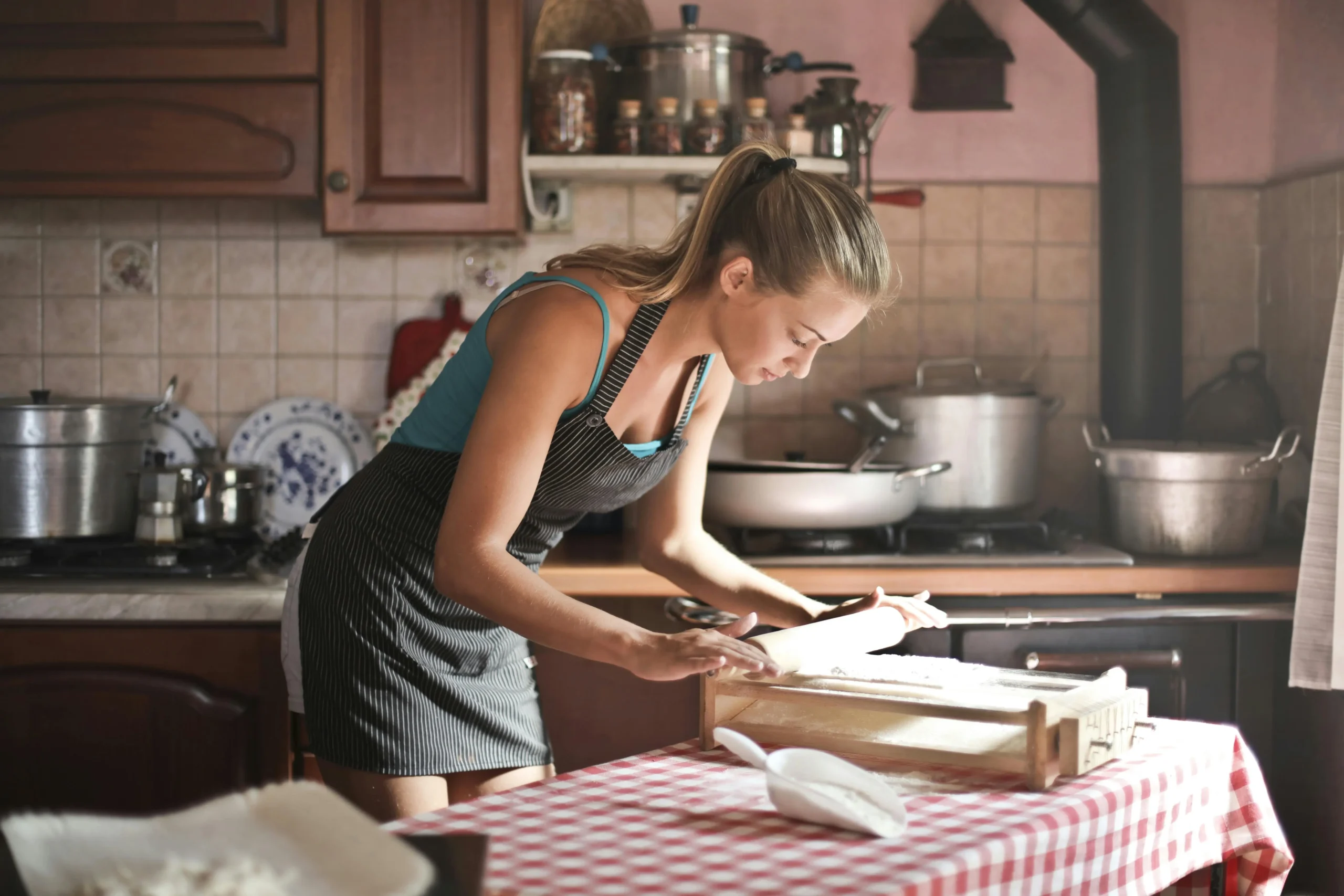 Femme en tablier préparant une pâte lors d’un atelier cuisine à Angers