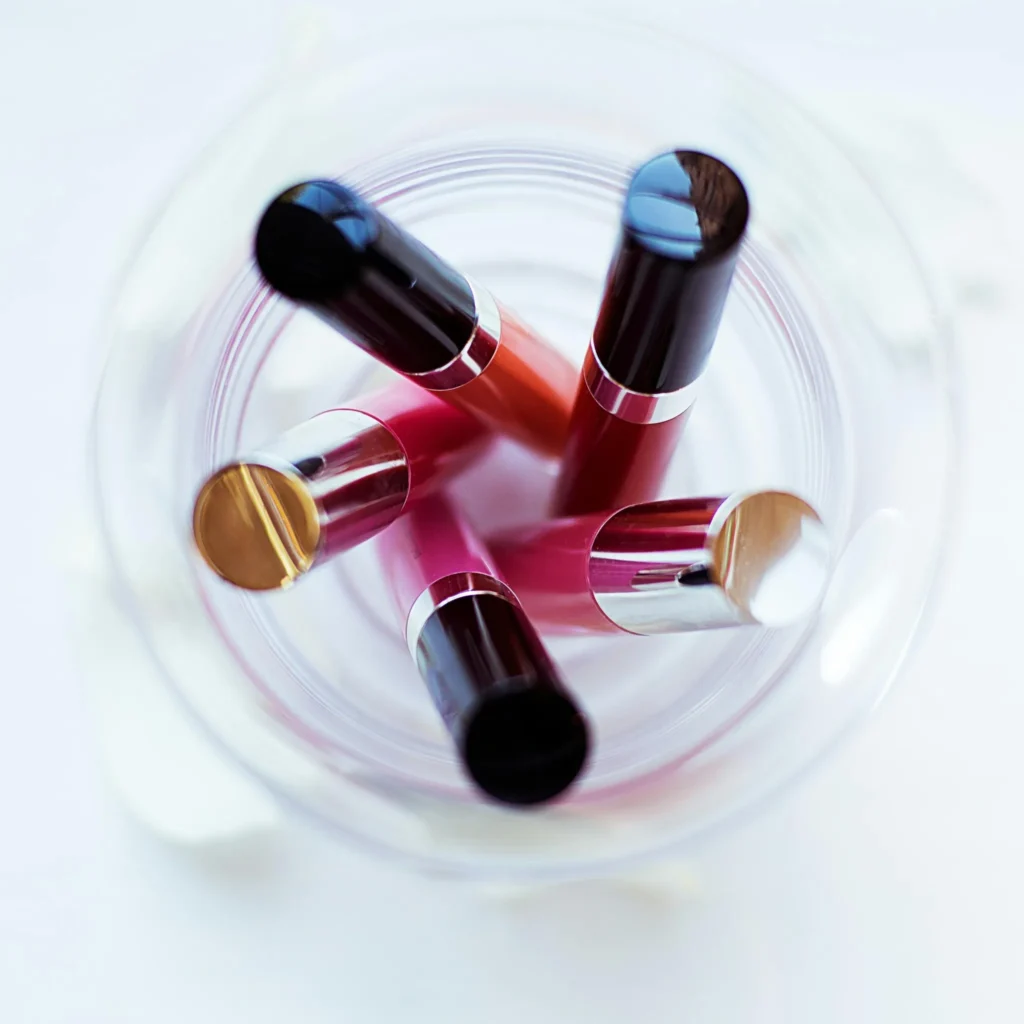 Collection de rouges à lèvres aux couleurs variées dans un pot en verre