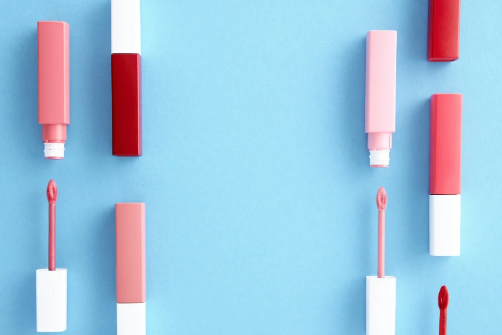 Collection de rouges à lèvres colorés pour un atelier maquillage EVJF à Angers.
