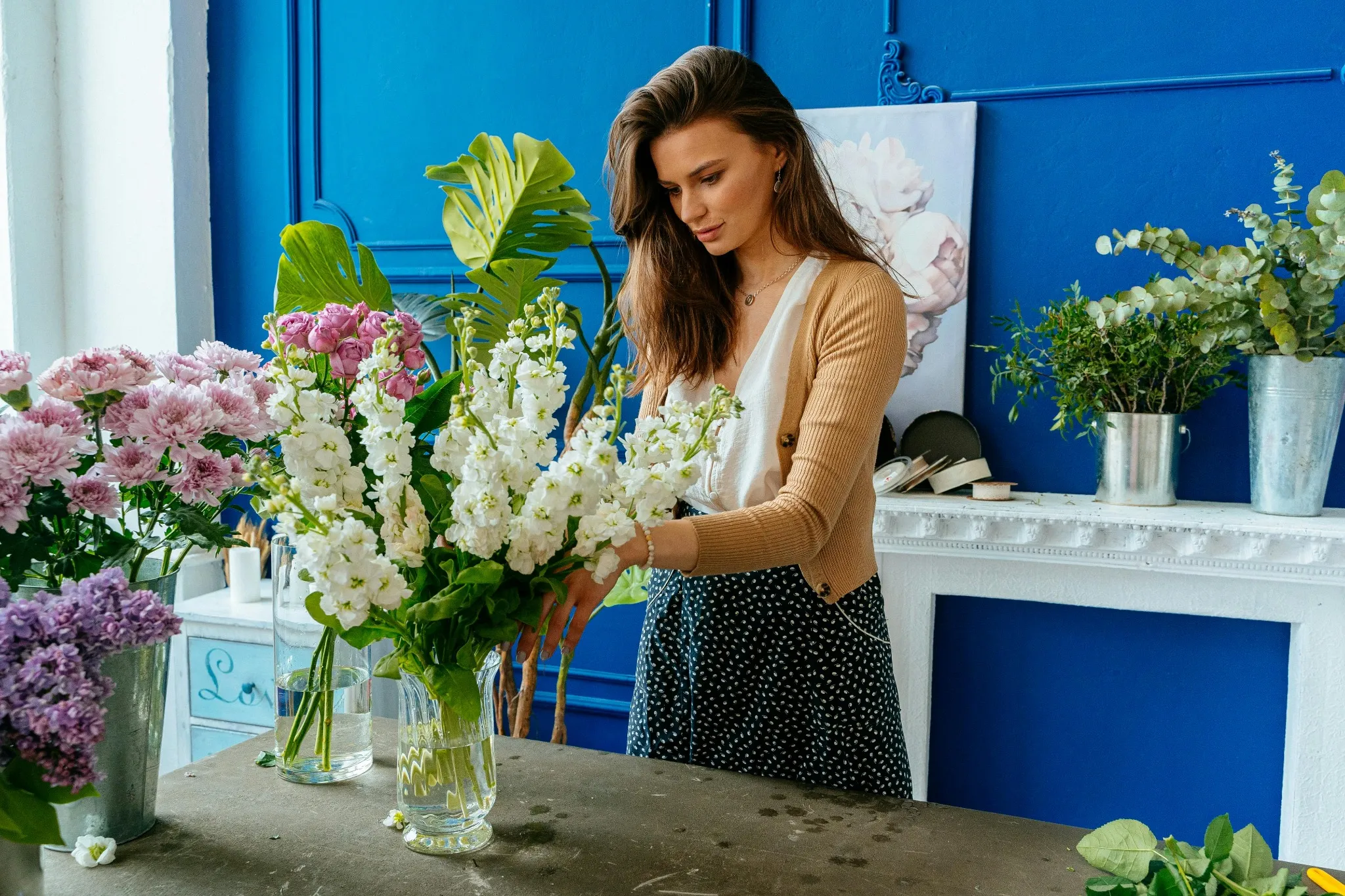 Femme préparant des tiges et feuillages pour un bouquet lors d’un atelier floral à Rouen