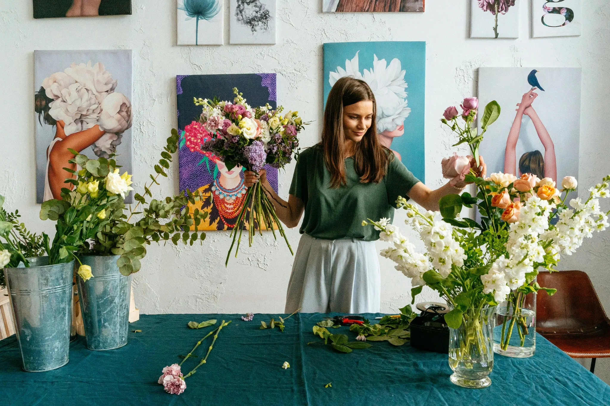 Femme tenant deux bouquets colorés lors d’un atelier floral à Angers