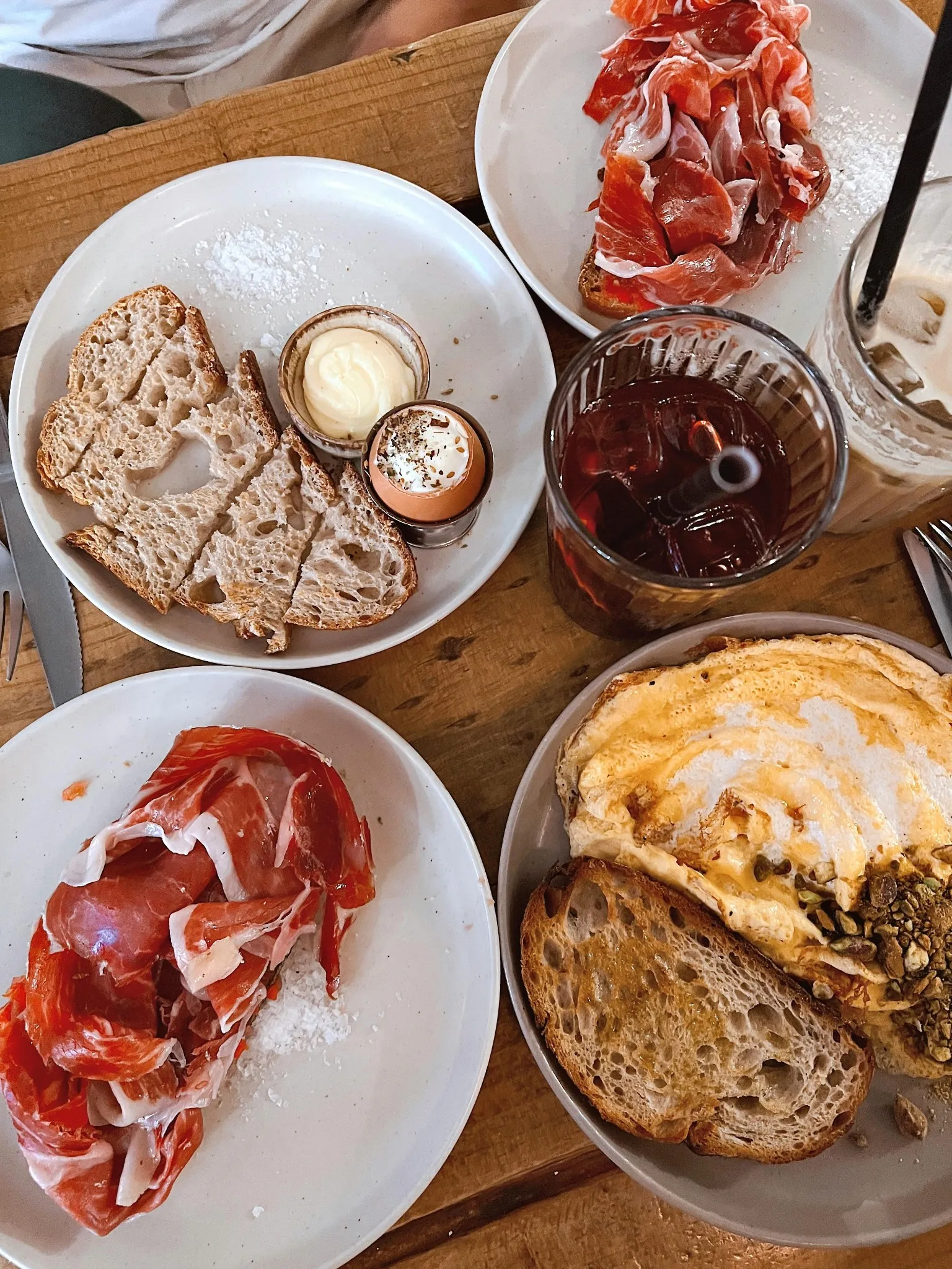Assiette de charcuterie, pain artisanal et omelette pour un brunch EVJF à Angers