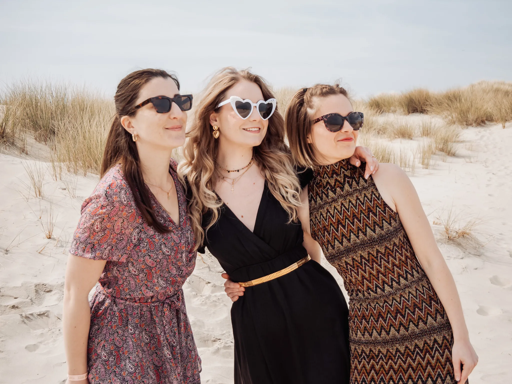 Trois amies profitant d’un moment complice sur la plage du Touquet lors d’un EVJF

