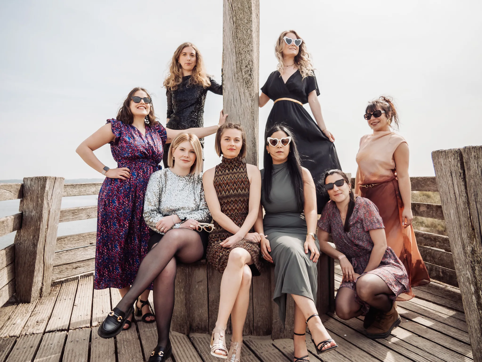 Groupe de jeunes femmes élégantes posant sur une passerelle en bois au Touquet pendant un EVJF
