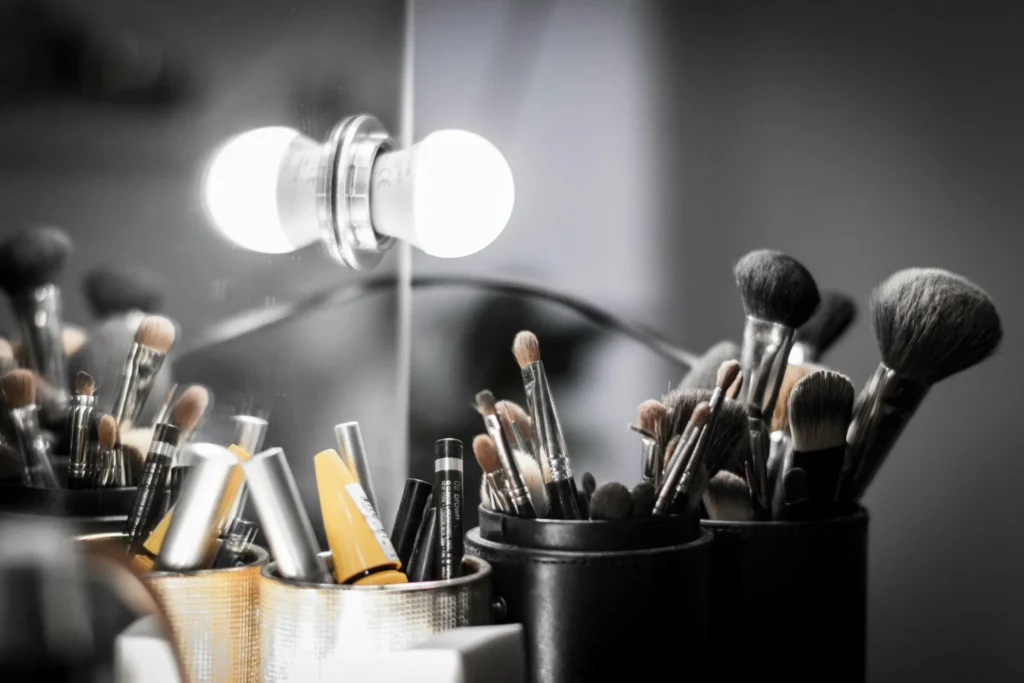 Ensemble de pinceaux et accessoires de maquillage sur une coiffeuse éclairée à Dijon