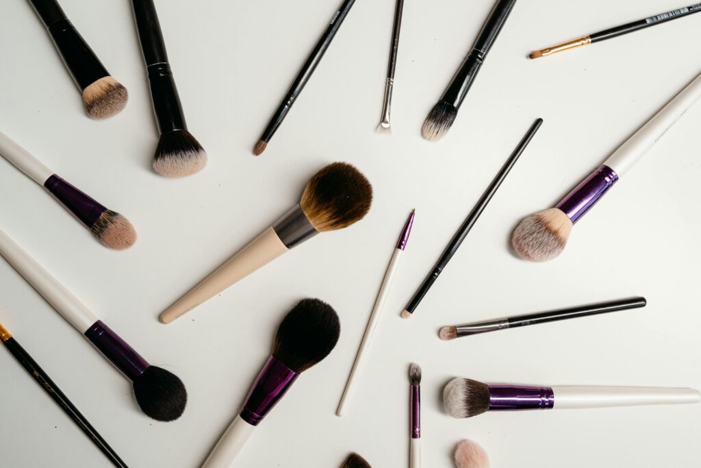 Pinceaux de maquillage disposés pour l'atelier mise en beauté et conseil EVJF à Marseille