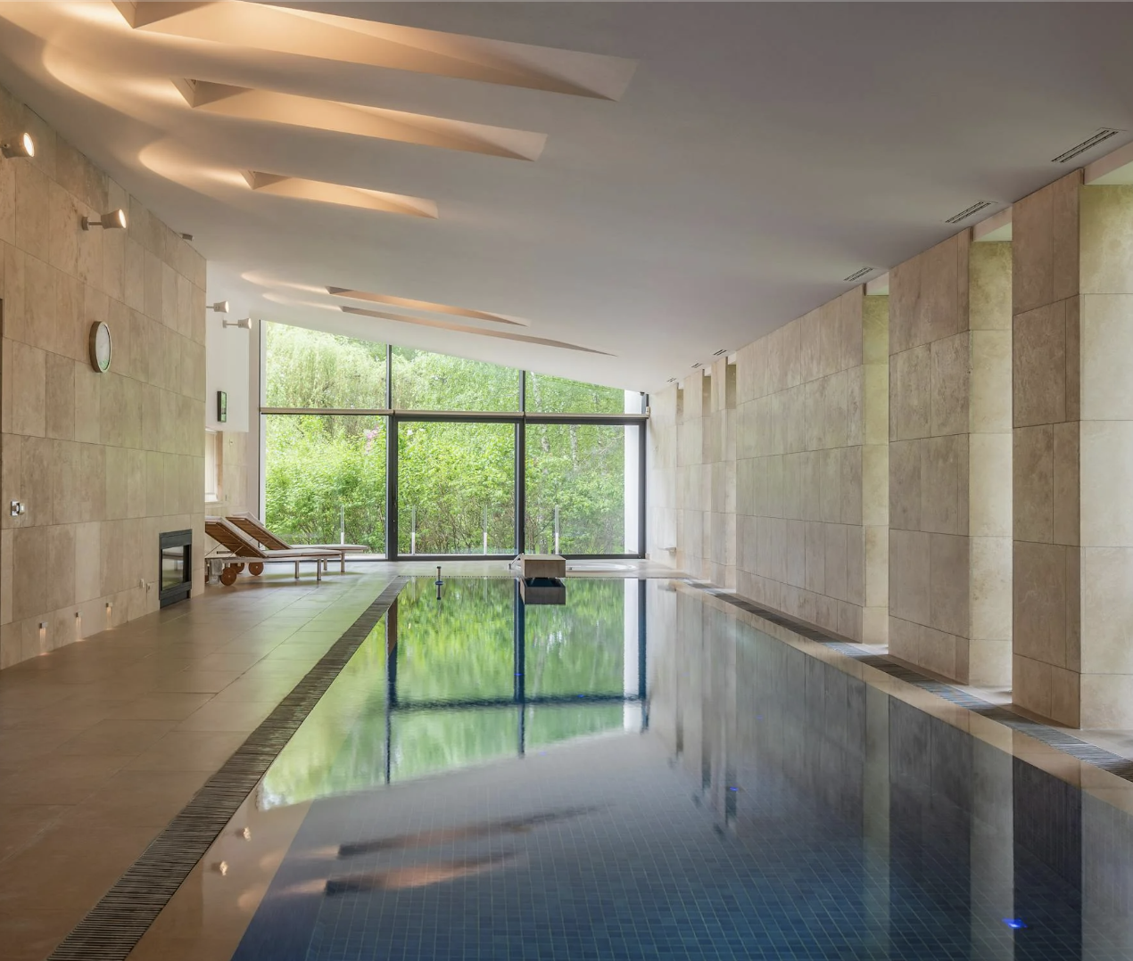 Piscine de l’espace spa EVJF à Lyon, cadre relaxant et élégant.