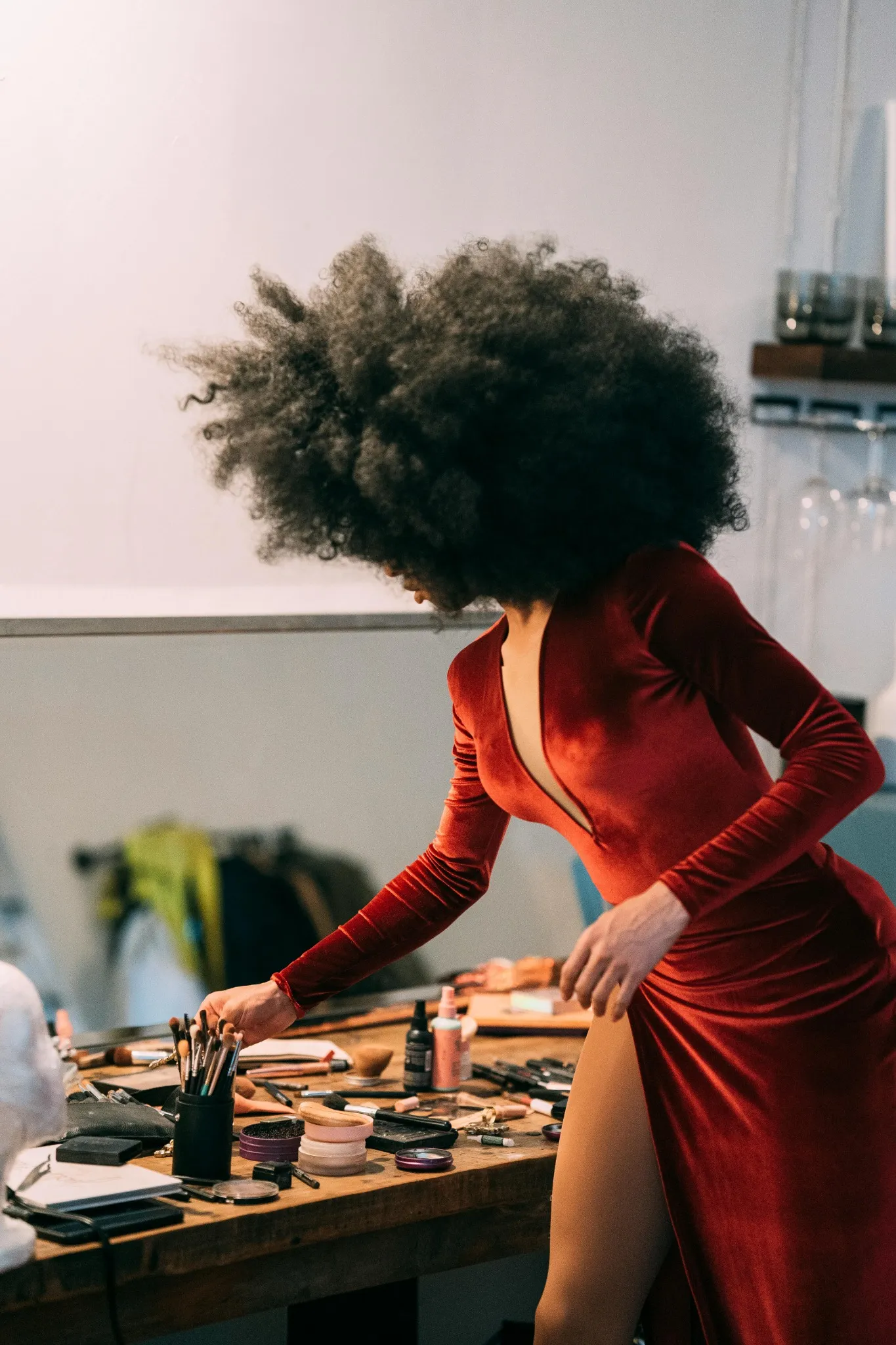 Future mariée en robe rouge se préparant pour un atelier maquillage EVJF à Dijon