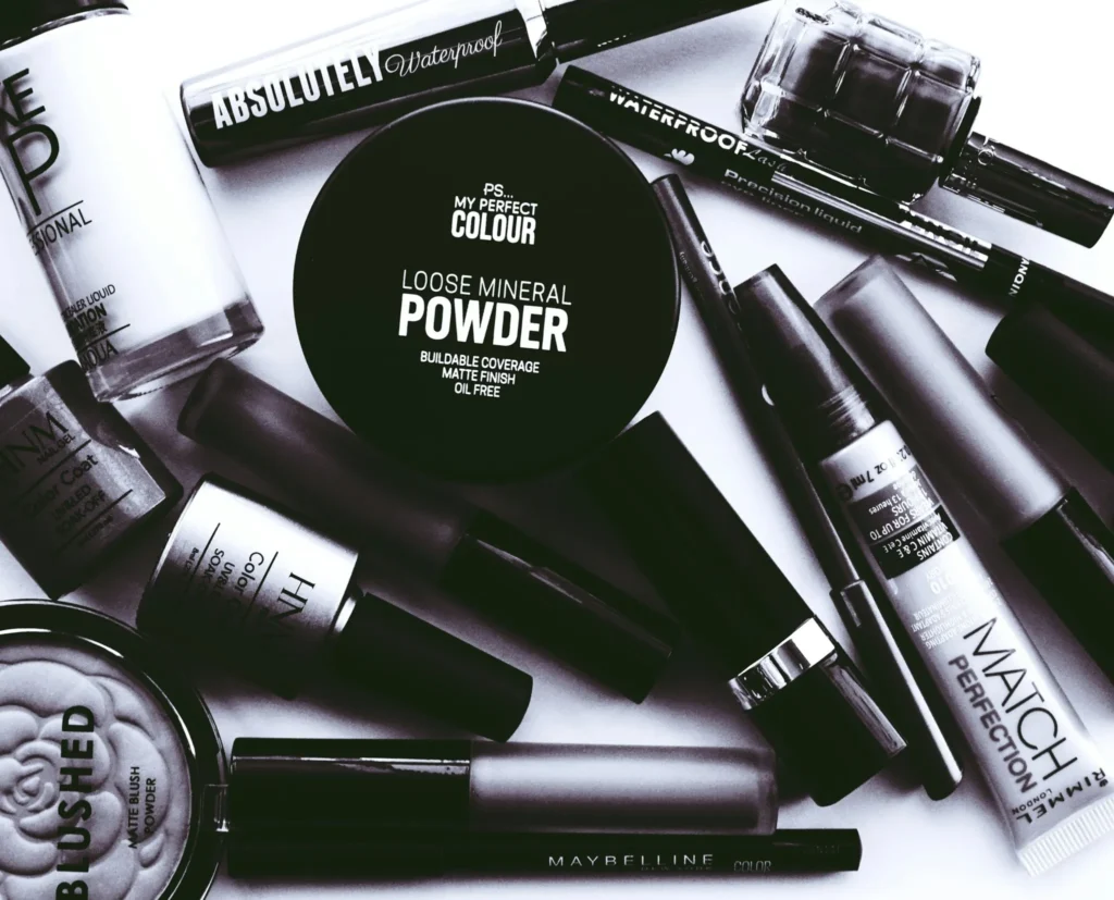 Collection de produits de maquillage utilisés lors d'un atelier EVJF à Dijon