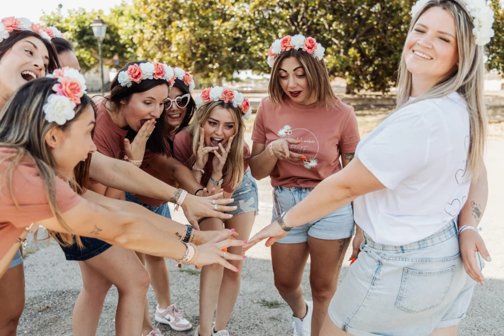 Femmes en action lors d’une danse ou défi pendant un tournage de clip vidéo EVJF
