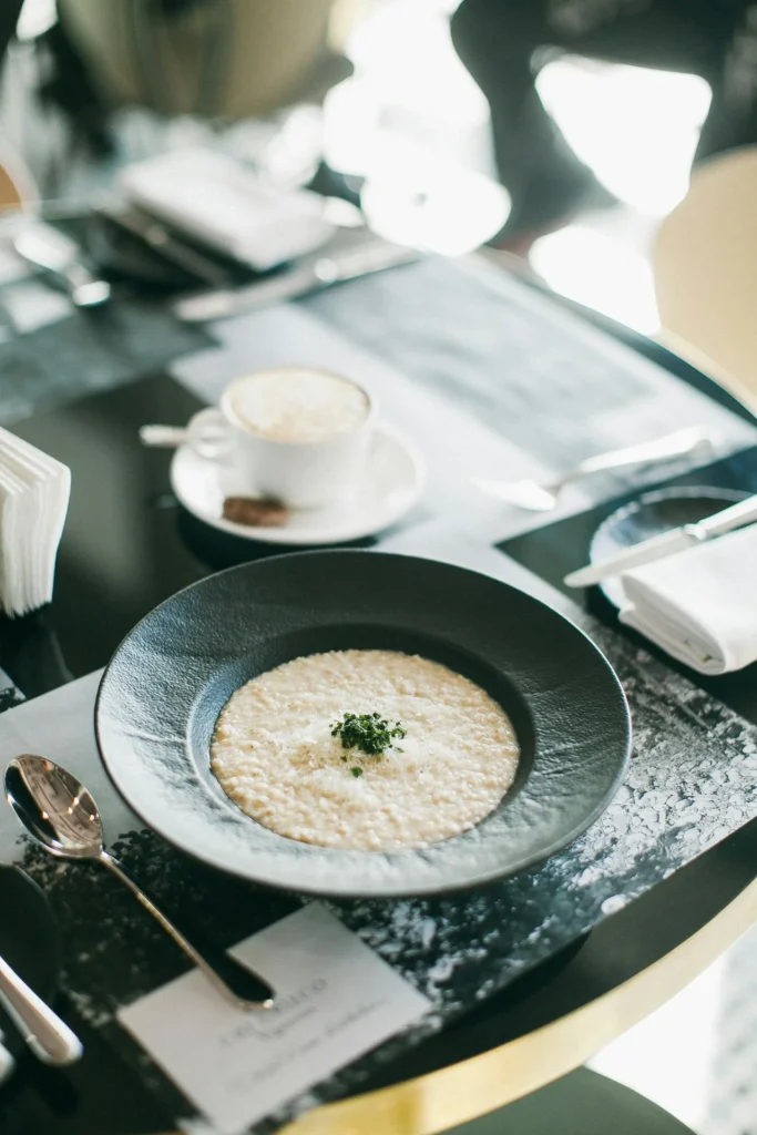 Assiette de risotto crémeux au parmesan et persil sur table de brunch chic à Paris