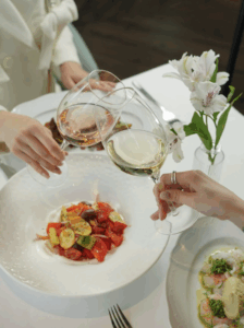 Participants à un EVJF à Bruxelles installées pour un Secret Dîner, ambiance élégante et originale dans un lieu tenu secret