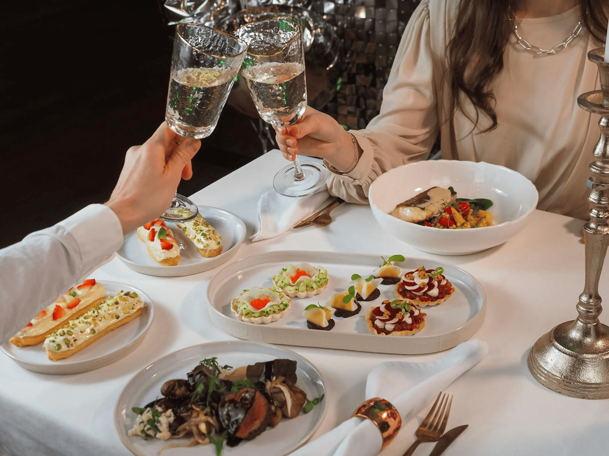 Groupe de filles partageant un moment complice autour d’une table lors d’un Secret Dîner EVJF à Bruxelles, ambiance chaleureuse et intimiste