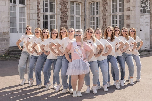 Groupe de femmes posant avec la future mariée lors d’un shooting photo EVJF à Lille