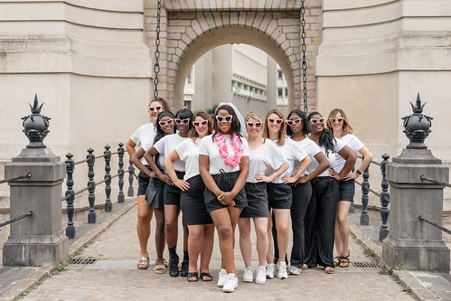 Groupe de femmes posant en noir et blanc lors d’un shooting photo EVJF à Lille devant un monument historique