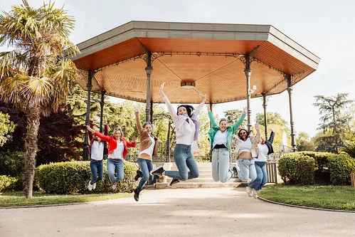 groupe de femmes sautant en l air devant un kiosque de jardin lors d un shooting photo evjf a toulouse dans une ambiance festive