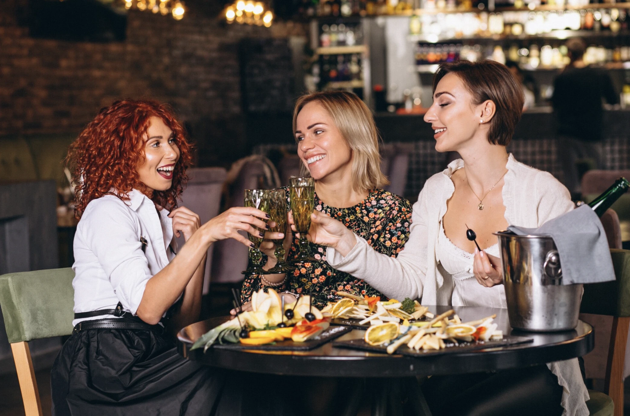 Groupe de femmes partageant des tapas dans une ambiance cosy lors d’un EVJF à Marseille.