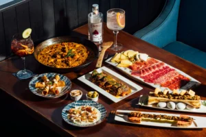 Assortiment de tapas servies dans une ambiance cosy lors d’une soirée entre amies.