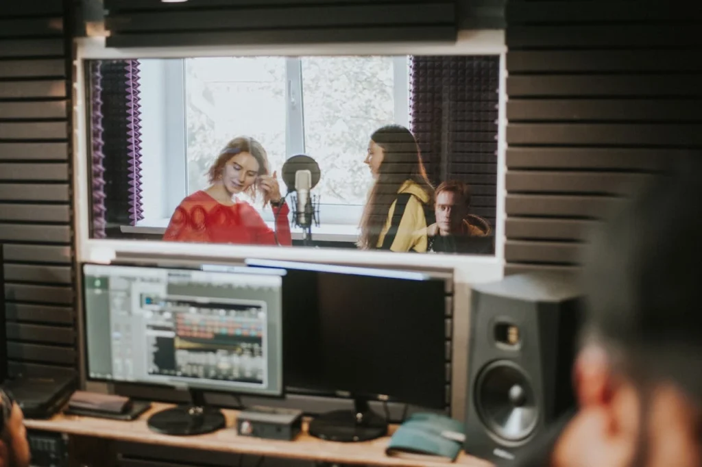 Deux femmes dans un studio d'enregistrement à Paris en train d'enregistrer.