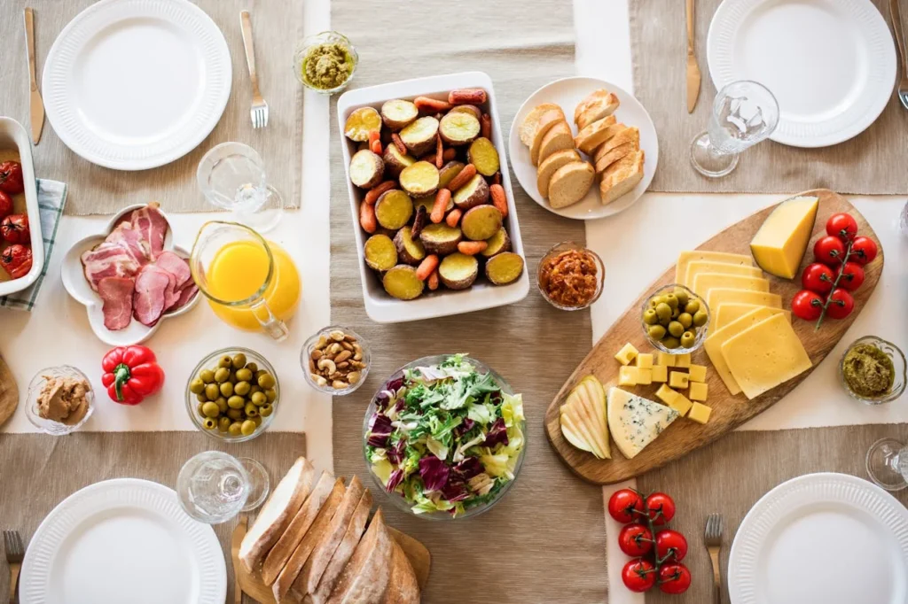Grande table de brunch avec fromages, charcuterie, salade et pain pour EVJF à Paris