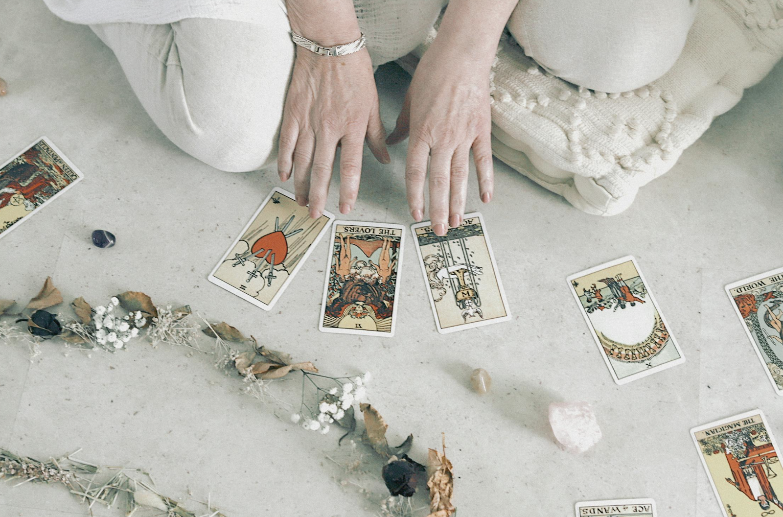 EVJF : découverte du tarot entre amies lors d’un atelier convivial.