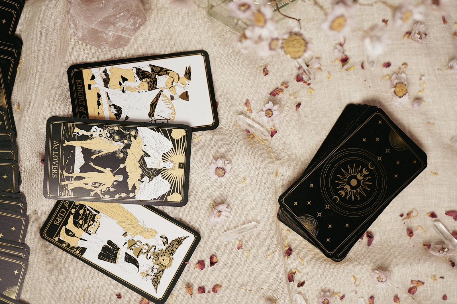 EVJF découverte du tarot : cartes étalées sur la table pendant une séance intuitive entre amies.