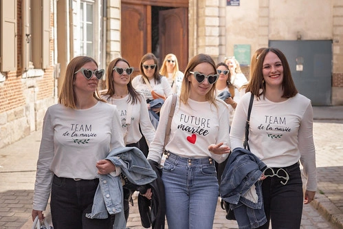 Amies en lunettes cœur accompagnant la future mariée dans les rues pavées de Lille