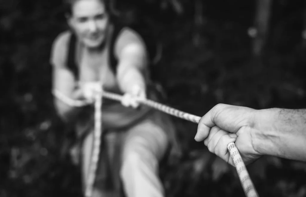 Groupe de femmes s’affrontant au tir à la corde lors de l’activité EVJF Koh Bride à Montpellier.