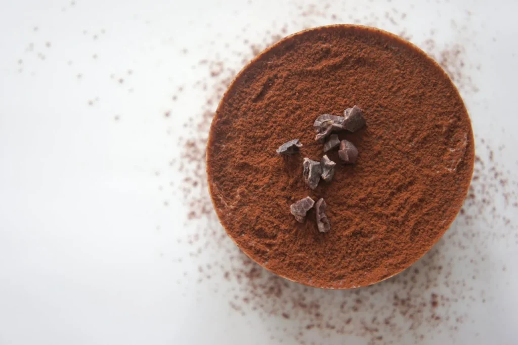 Dessert tiramisu saupoudré de cacao avec éclats de chocolat pour un brunch EVJF à Paris