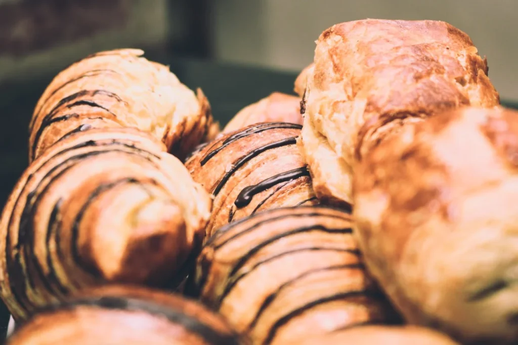 Sélection de viennoiseries au chocolat servies fraîches lors d’un brunch EVJF à Paris