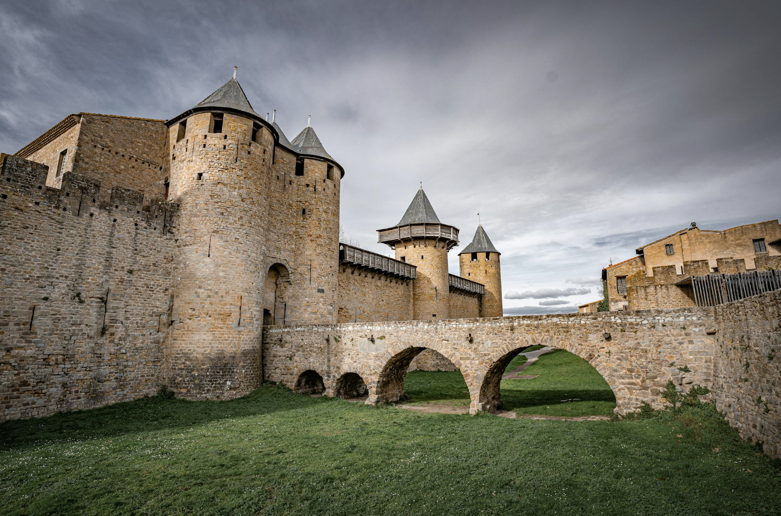 EVJF à Toulouse : visite du château médiéval de Carcassonne entre amies.