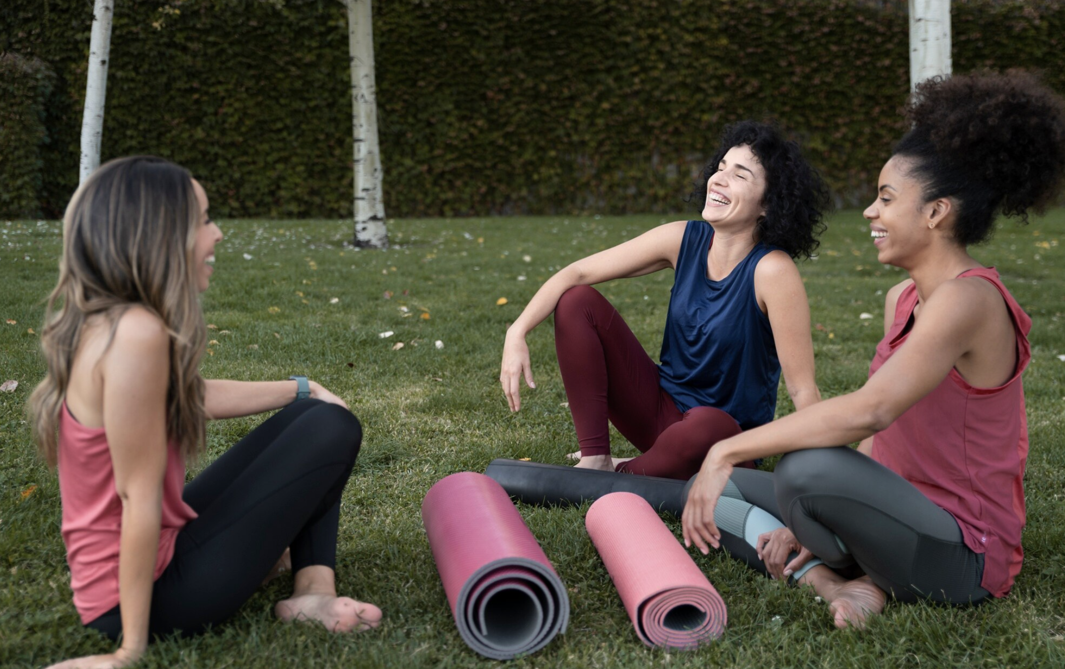 Groupe de femmes pratiquant le yoga en extérieur sur une plage d’Arcachon au lever du soleil, dans une ambiance calme et apaisante.