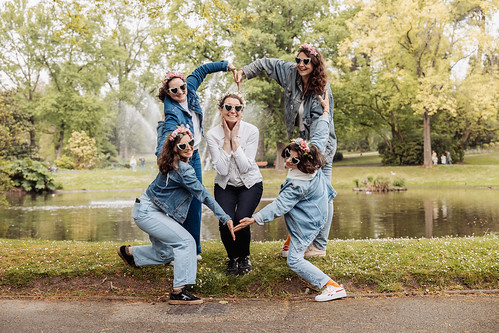 groupe de femmes en jean et couronnes de fleurs forme une pose creative autour de la mariee lors d une chasse au tresor evjf a nantes