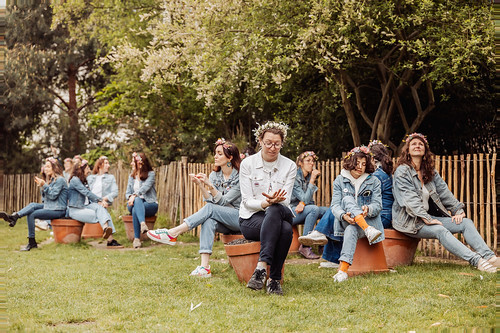 groupe de femmes assises en cercle dans un parc l