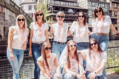 Groupe d’amies posant ensemble lors d’un shooting photo EVJF à Strasbourg dans le quartier pittoresque de la Petite France