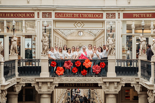 Groupe d’amies en EVJF posant dans une galerie élégante illustrant comment organiser un evjf à Nantes