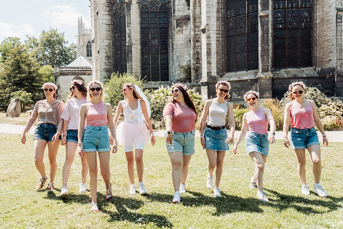 Groupe d’amies marchant avec la future mariée en robe blanche lors d’une chasse au trésor EVJF à Rouen