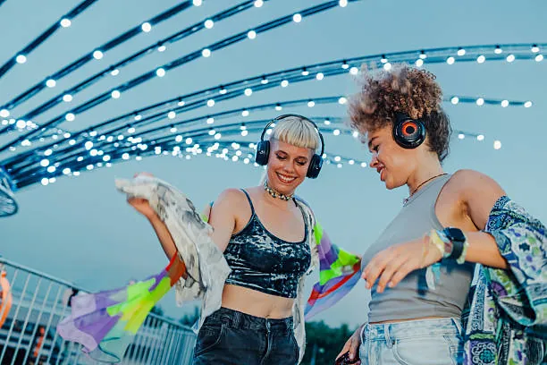 deux femmes dansant avec des casques lors d une silent disco en plein air pour des activites evjf insolites a nantes