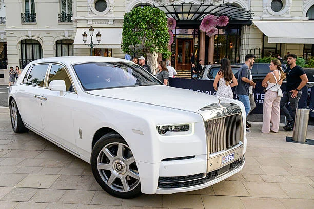 limousine blanche devant un hôtel de luxe illustrant des activités festives pour evjf à toulouse de nuit