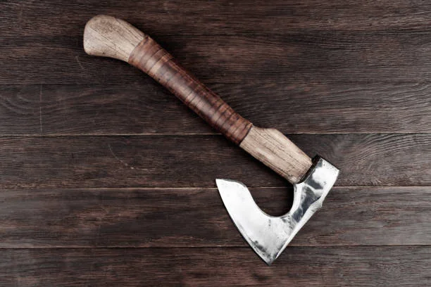 hache de lancer en bois et métal utilisée pour des activités insolites et originales pour evjf à toulouse