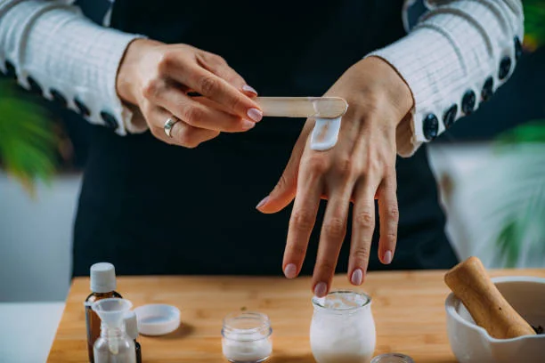 Application de crème naturelle lors d’un atelier cosmétique 