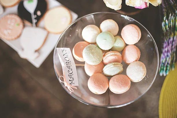 assortiment de macarons colores presentes dans une coupe en verre lors d un atelier macaron pour un evjf a montpellier