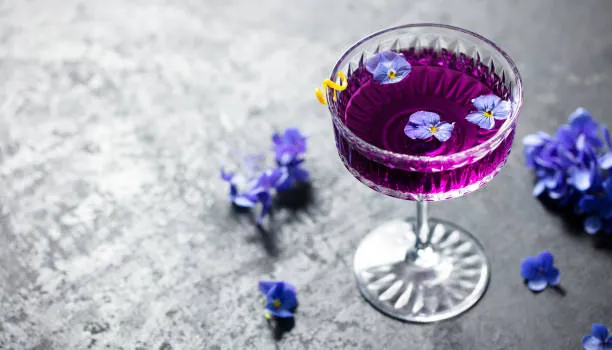 cocktail violet décoré de fleurs de violette, activité originale pour atelier violette evjf à toulouse