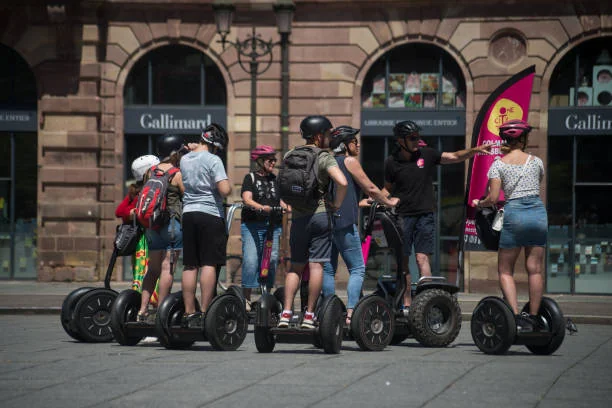 Balade en Segway EVJF à Strasbourg, groupe d’amies équipées de casques profitant d’une visite guidée originale en centre-ville