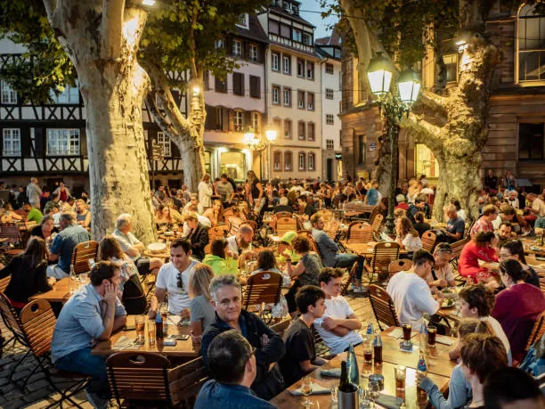 Terrasse animée de bars un soir d été dans une ambiance conviviale