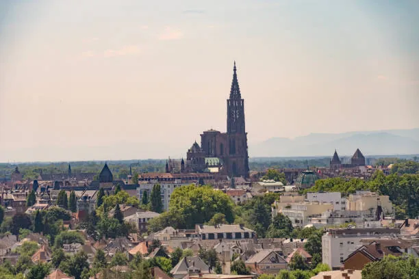 Vue panoramique de Strasbourg avec la cathédrale en arrière plan par une journée ensoleillée en Alsace